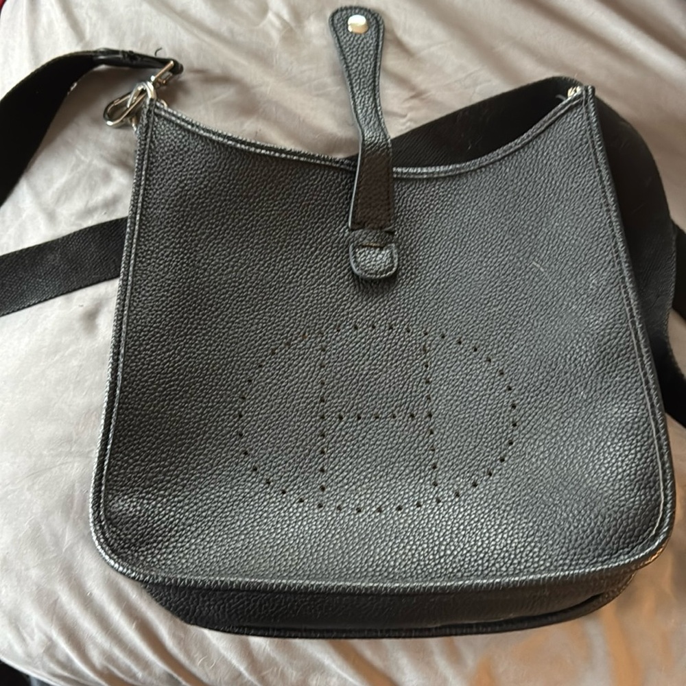 Black crossbody bag. Hermes Evelyn fake